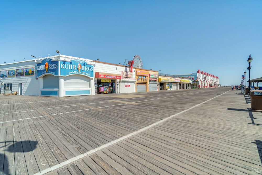 <1 Mi to Boardwalk & Beach Access: Ocean City Apt! view 5