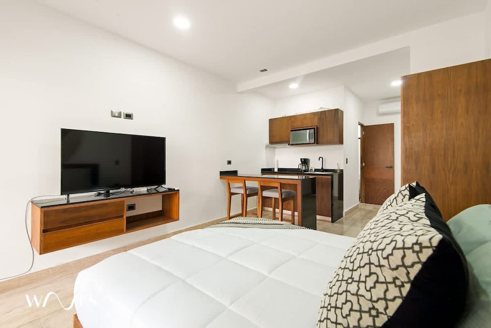 Spacious Loft w Garden View Pool Jacuzzi GYM