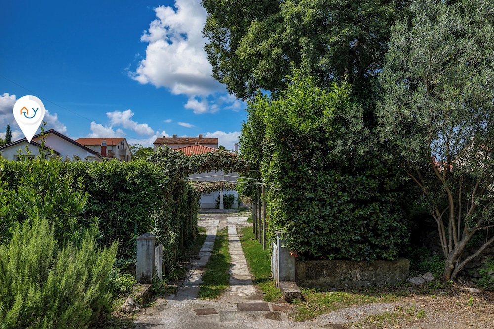 Quiet Garden Apartment Kostrena