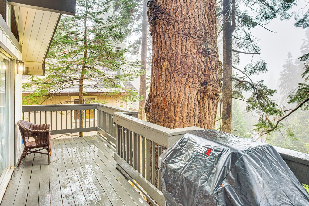 3 Mi to Lake Arrowhead Village: Pine-view Home!