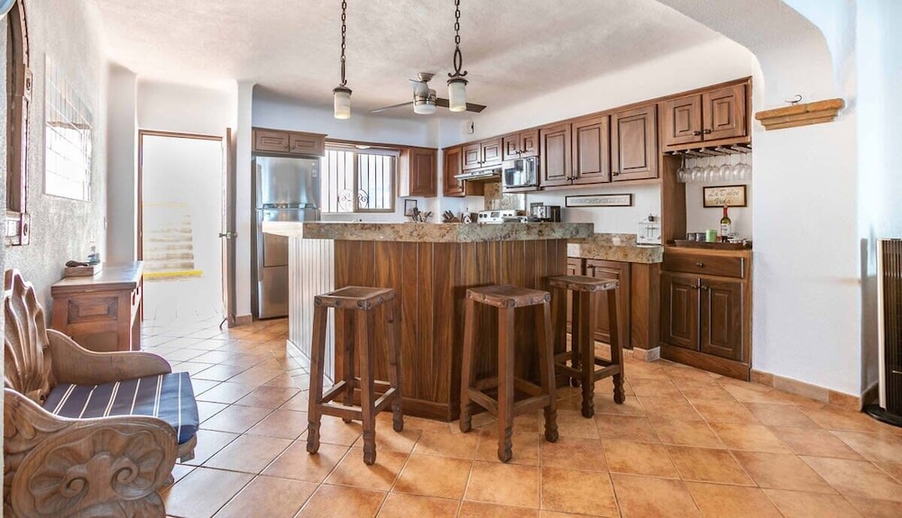 Ocean View 2Br Condo-balcony-beach-pool - 610