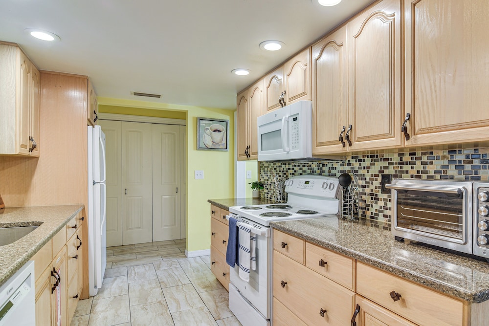 6 Mi to Clearwater Beach: Home w/ Furnished Lanai