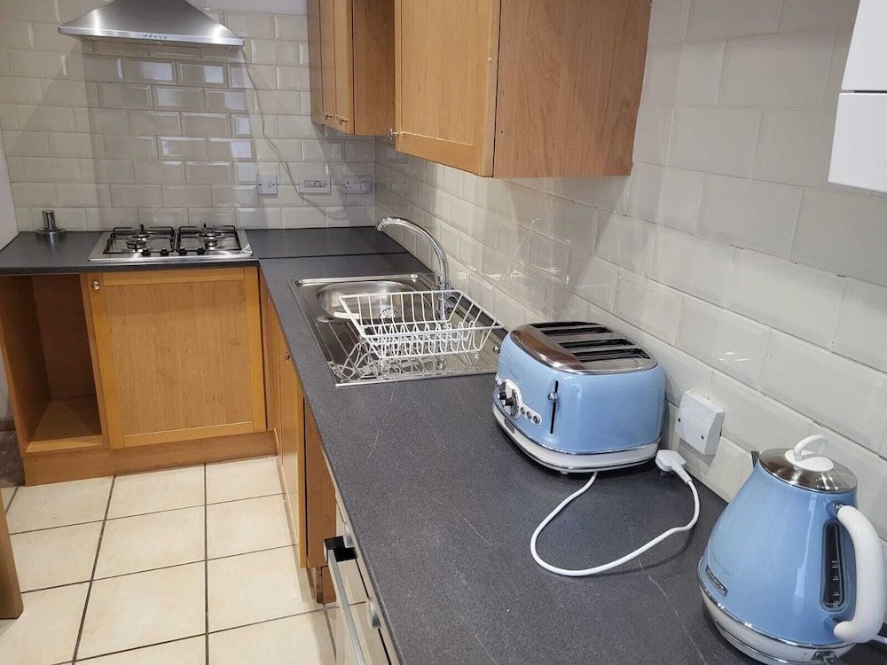 Impeccable 4-bed House in Leicester view 5