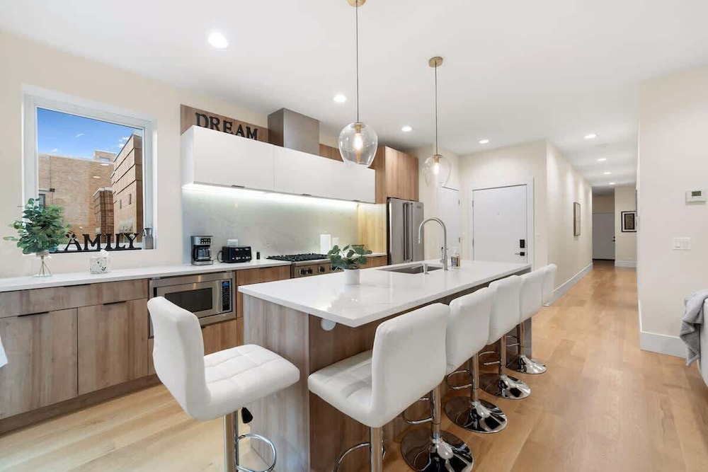 New Bright Condo Sleeping 8 by United Center