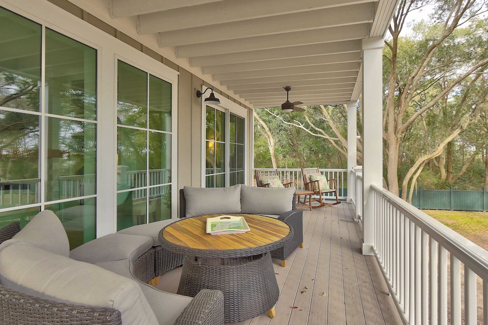 Beachside Boardwalk & Views Pool + Hot Tub 202 on the Sound