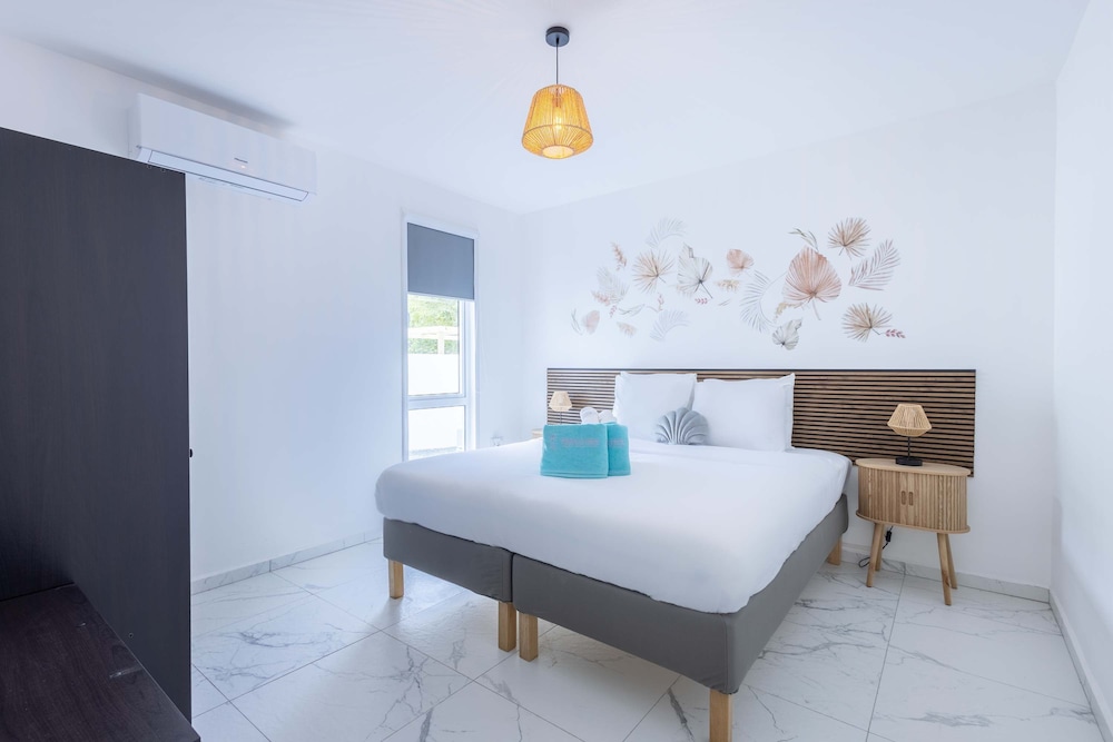Modern Garden Villa Near Jan Thiel Mambo