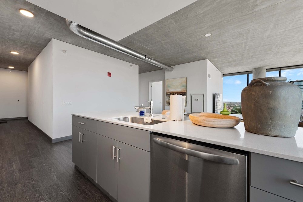 Cloud9 4apt in Building Fultonmkt The Cubist