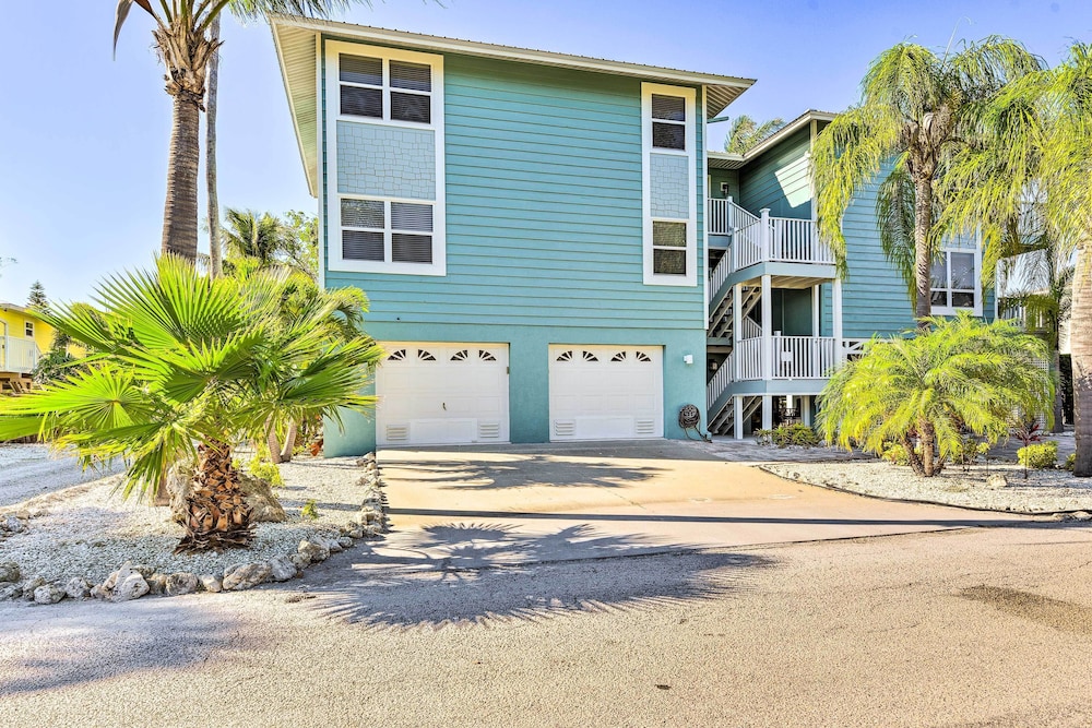 Steps to Ocean & Bay: Bradenton Beach Townhome!