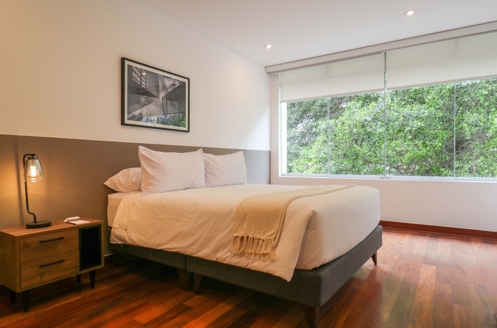 w Graceful 1BR With Balcony in Miraflores