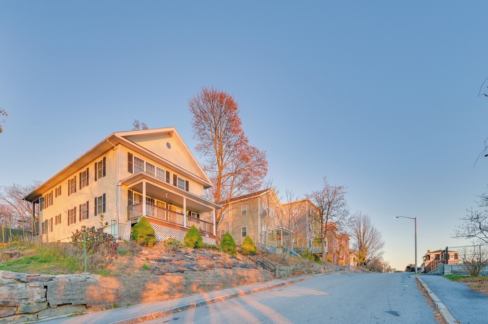 1 Mi to Downtown & Palladium: Worcester Getaway!