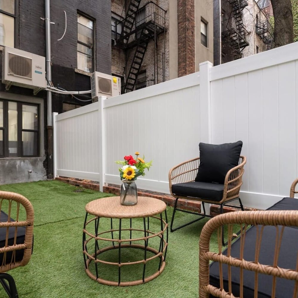 317-1d New 2BR Duplex W D Private Backyard