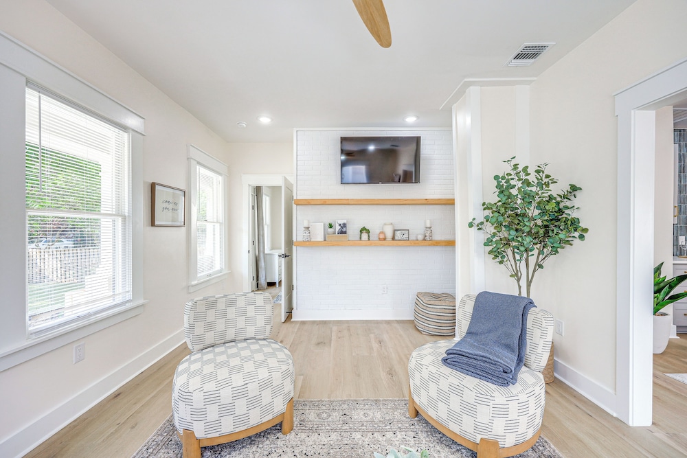 1 Mi to Dtwn: Family Home in San Antonio!