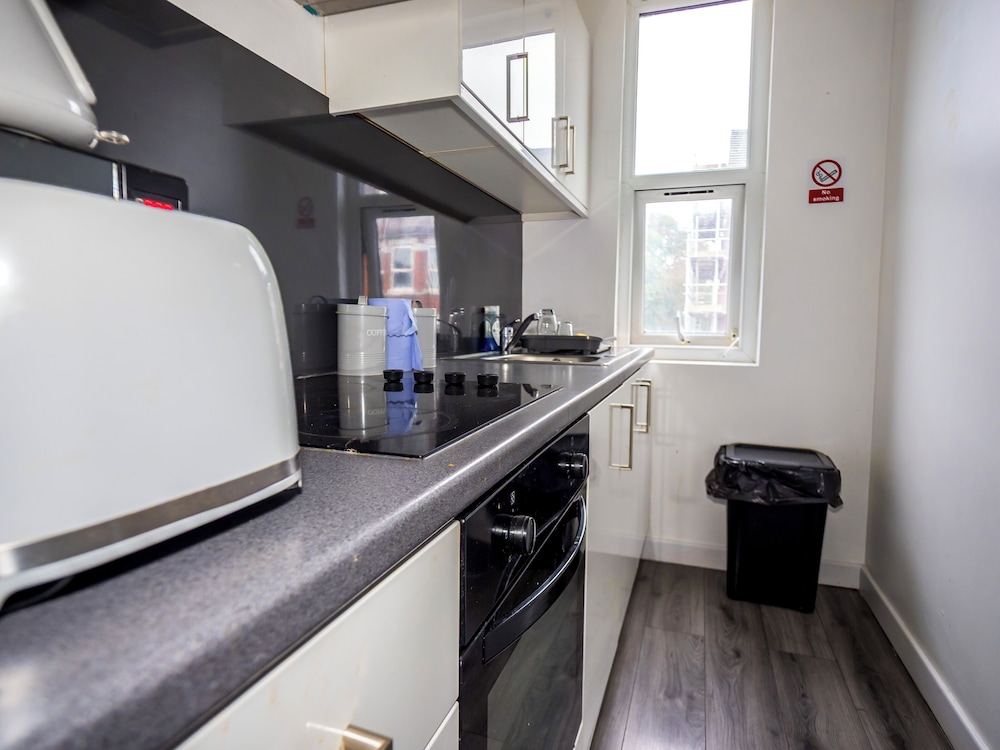 Ensuite4 Woodhouse private bath 2kitchen