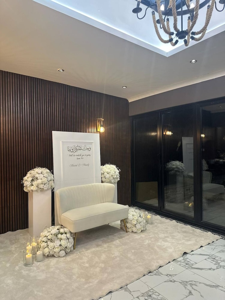 Elegant Family Home, 2x Jacuzzi Corner Bath