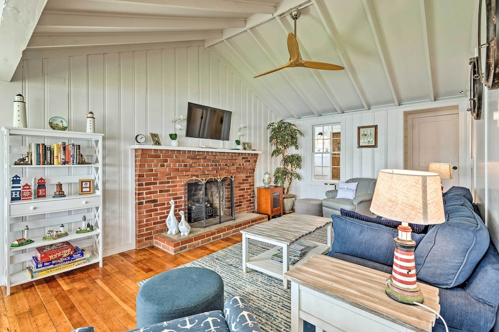 Waterfront Portsmouth Cottage: 8 Mi. From Newport!