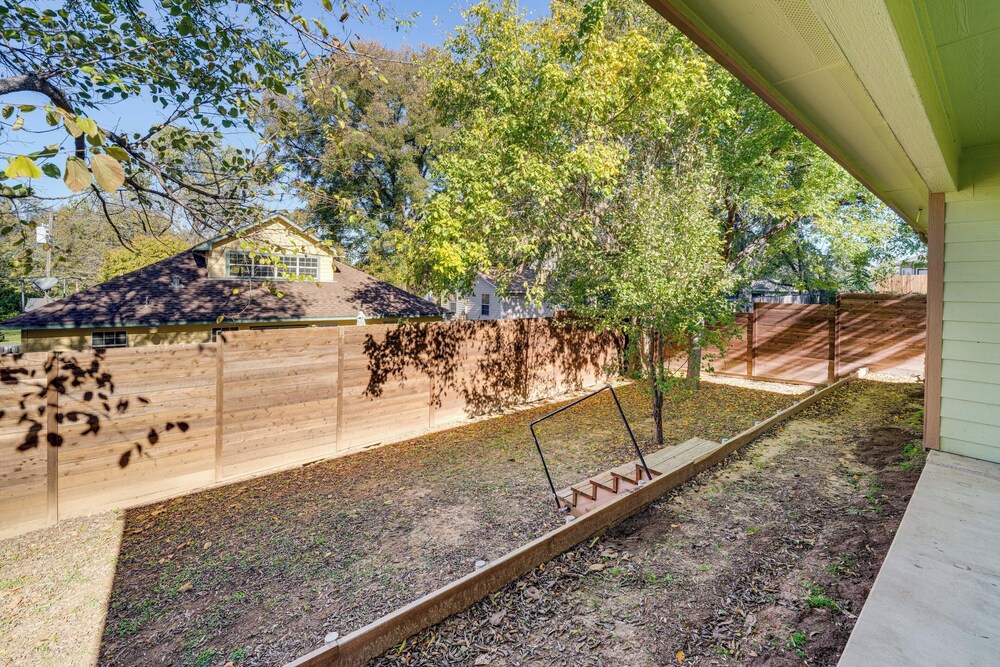10 Mi to Dtwn Dallas: Chic Home w/ Yard!