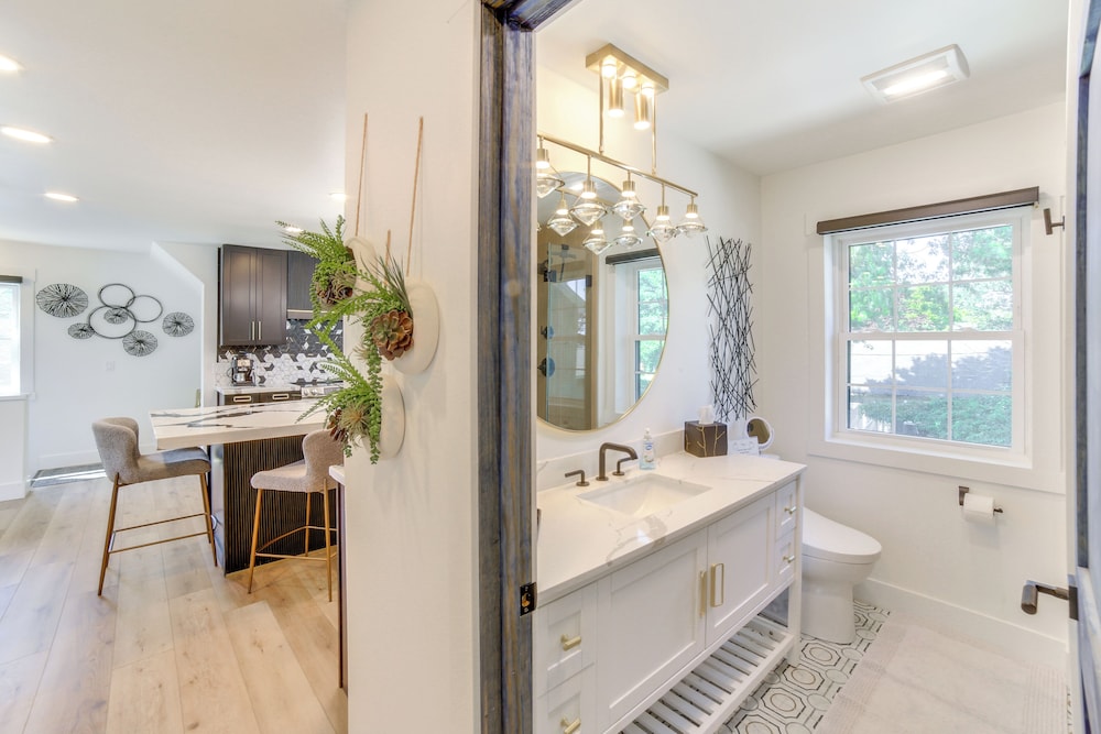 Walk to Waterfront: Michigan Retreat w/ Game Room