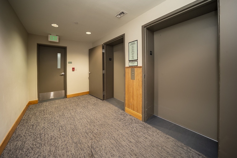 Founders Pointe 1 bedroom Condo by RedAwning