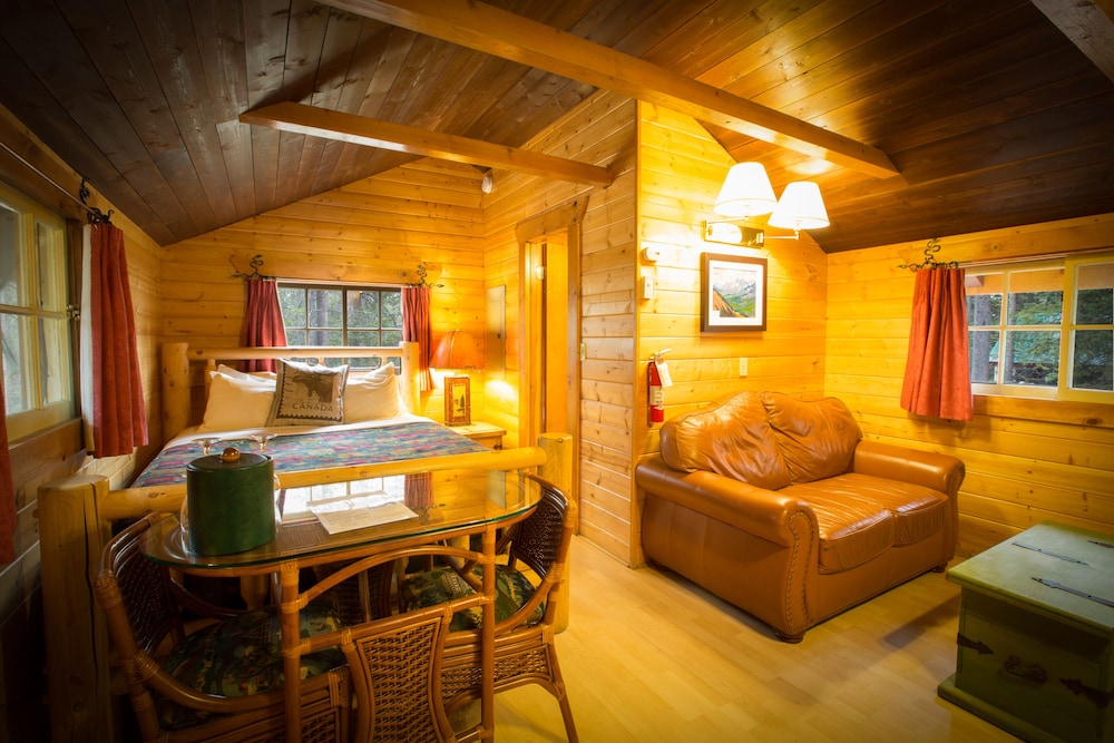 Storm Mountain Lodge Cabins & Dining