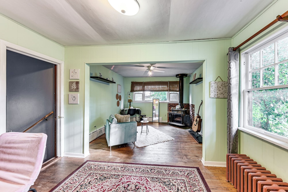 6 Mi to Naval Base: Spacious Waukegan Home w/ Yard view 5