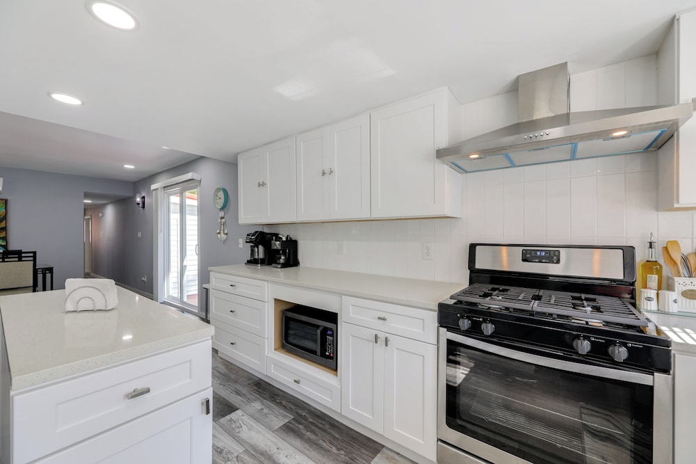 12 Mi to Dtwn Lewes & Beach: Delaware Home w/ Deck