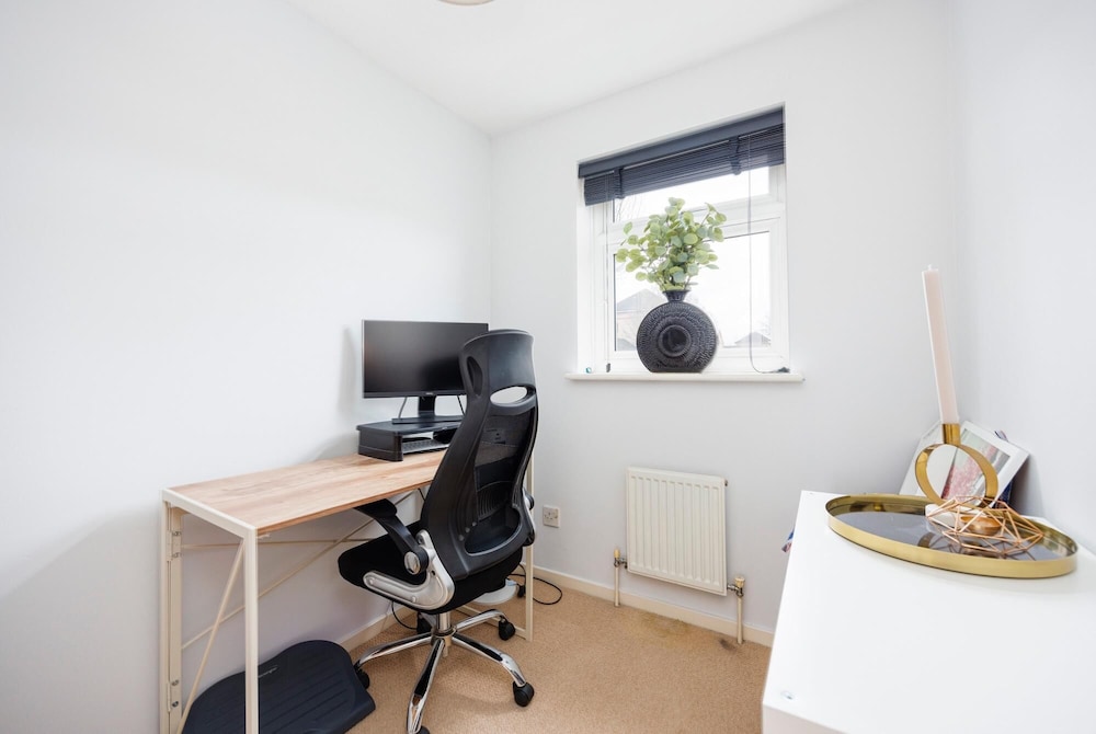 Stylish 3-bed Home in East London Free Parking