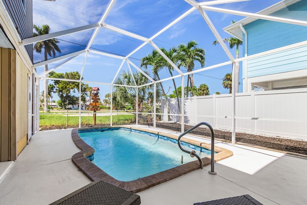 249 Pearl Paradise: 3br/3ba Pool Home! 3 Bedroom Home