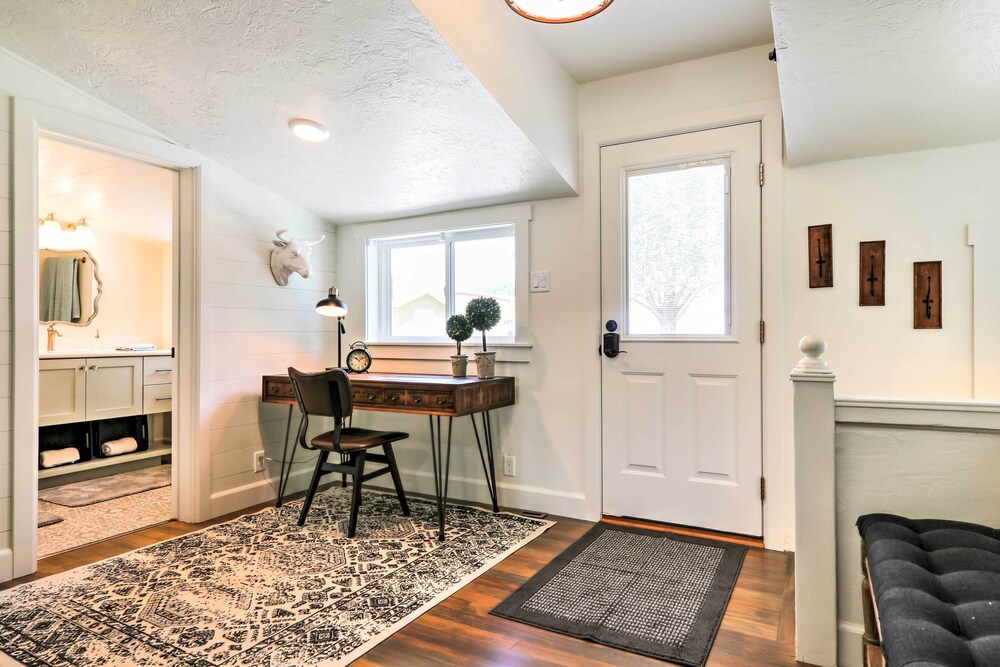 Cozy Farmhouse-style Cottage by Mighty 5 Ntl Parks - Property Image 5