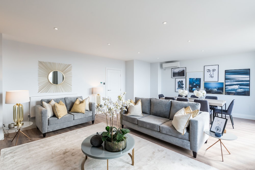 The Carlyle - Elegant Serviced Apartments