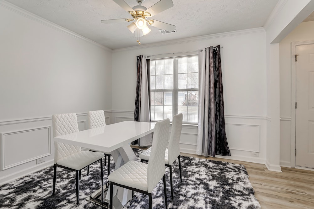 14 Mi to Lake Lanier: Family Home w/ Yard