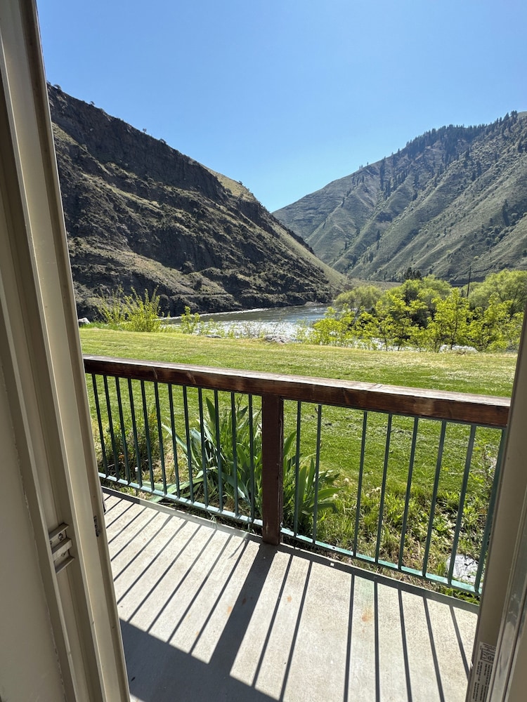 Salmon Rapids Lodge