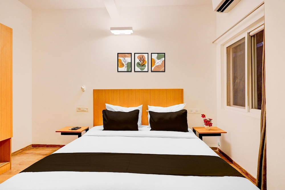 Spacious Comfort Stays Near Aerospace Museum