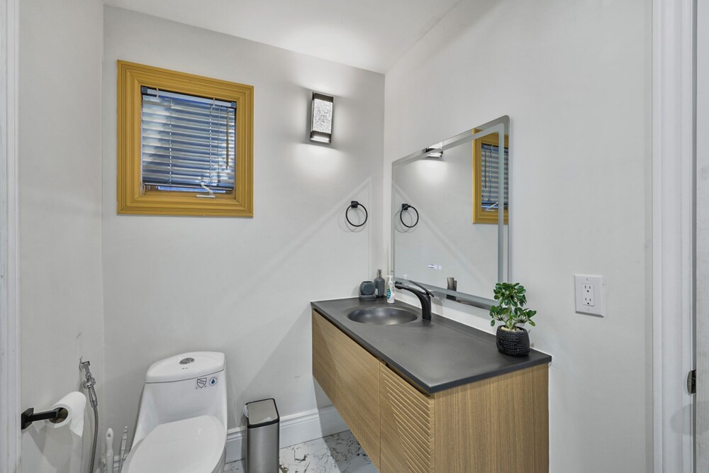 Mississauga Retreat Your Spacious 5-bedroom Home