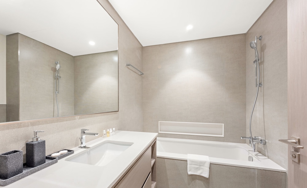 SML Vacation Homes - Sky High Apartments with Burj Khalifa and Dubai Fountain Views @ Grande Signature, Downtown Dubai