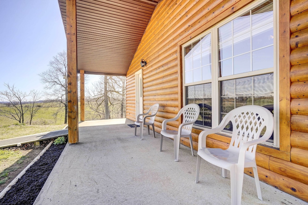 Racine Vacation Rental 25 Mi to Athens! view 5