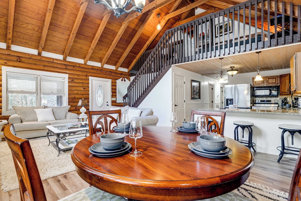 Artful Craftsman Hot Tub, Firepit, and Pond Gatlinburg + National Parks