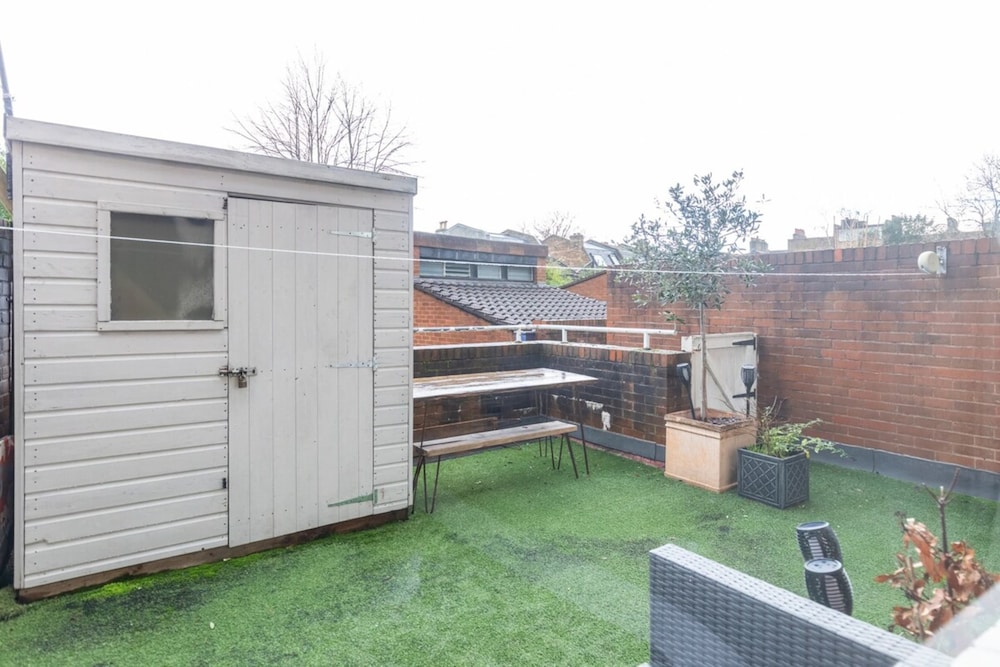Stunning 1BD Flat w/ Garden Area, Kentish Town!