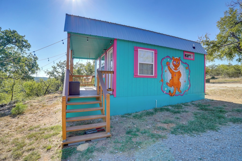 'galactikitty' - Quirky Cabin Near Lake Brownwood!