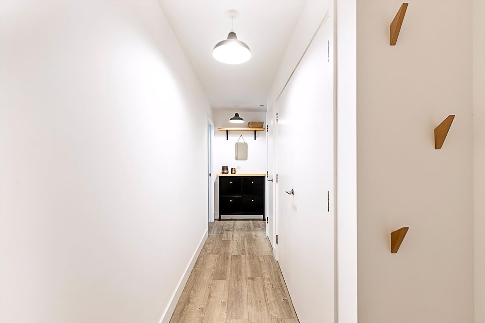 Modern 2-bed Flat With Terraces in Leyton