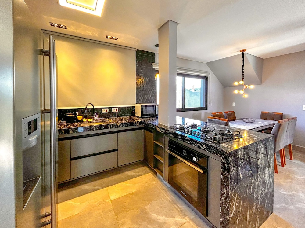 Casa com 4 Su tes Jacuzzi e Lareira Externa
