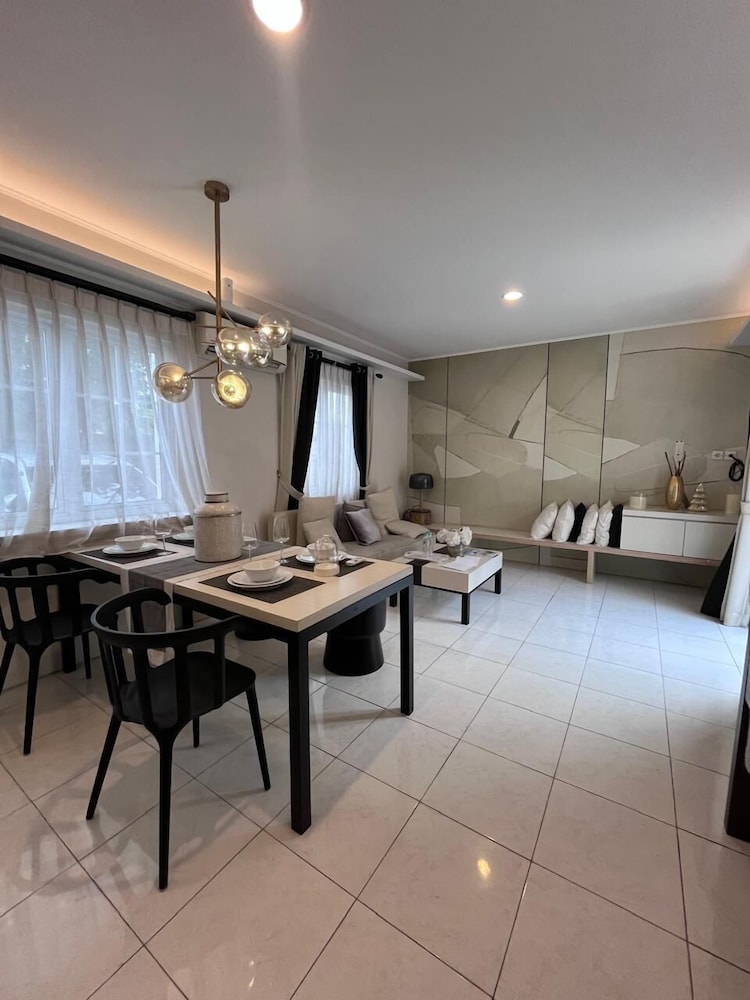 Suite Room by Echa at Alesha House