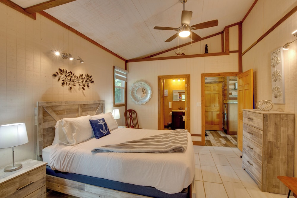 'bayview' - Lakefront Family Cabin in Odessa!