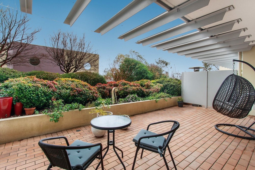 Madecomfy Spacious Canberra Living With Courtyard