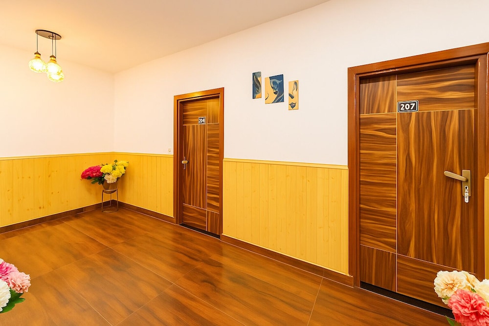 Hotel Shiva Lake - Near Mussoorie Lake