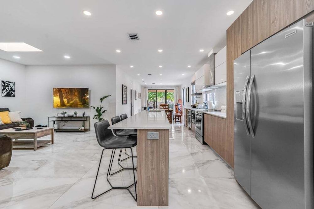 Fox Sonata Downtown Pool House 3 Bedroom Home