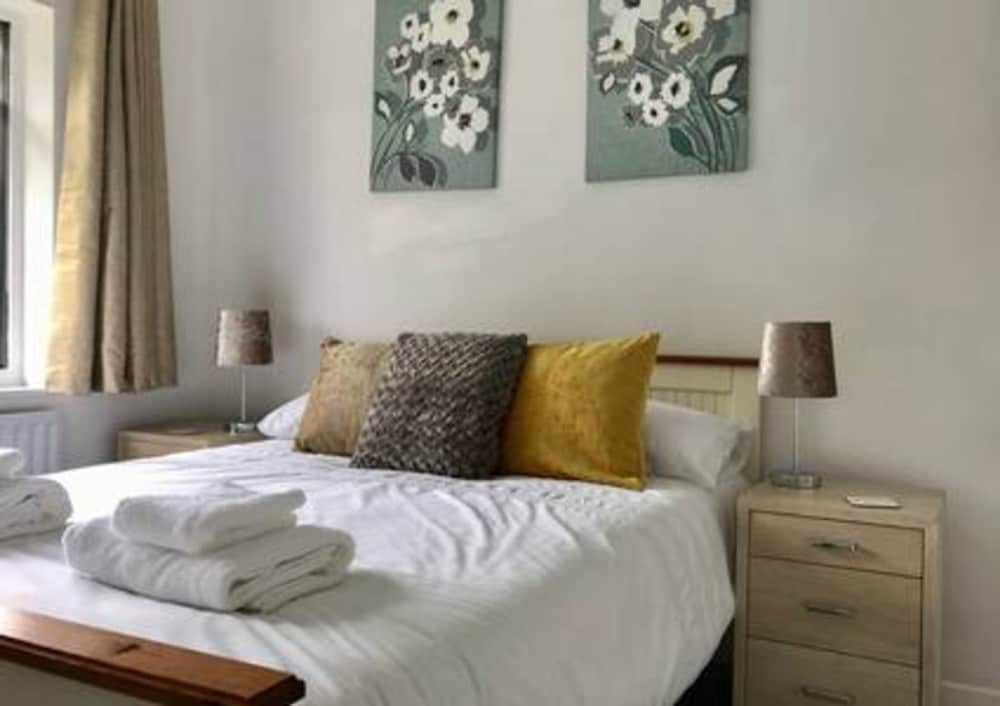 The Woodfarm Lodge - 3 Bedroom House With Parking
