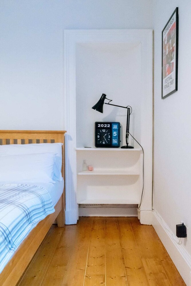 Stylish and Central Flat in Edinburgh view 2