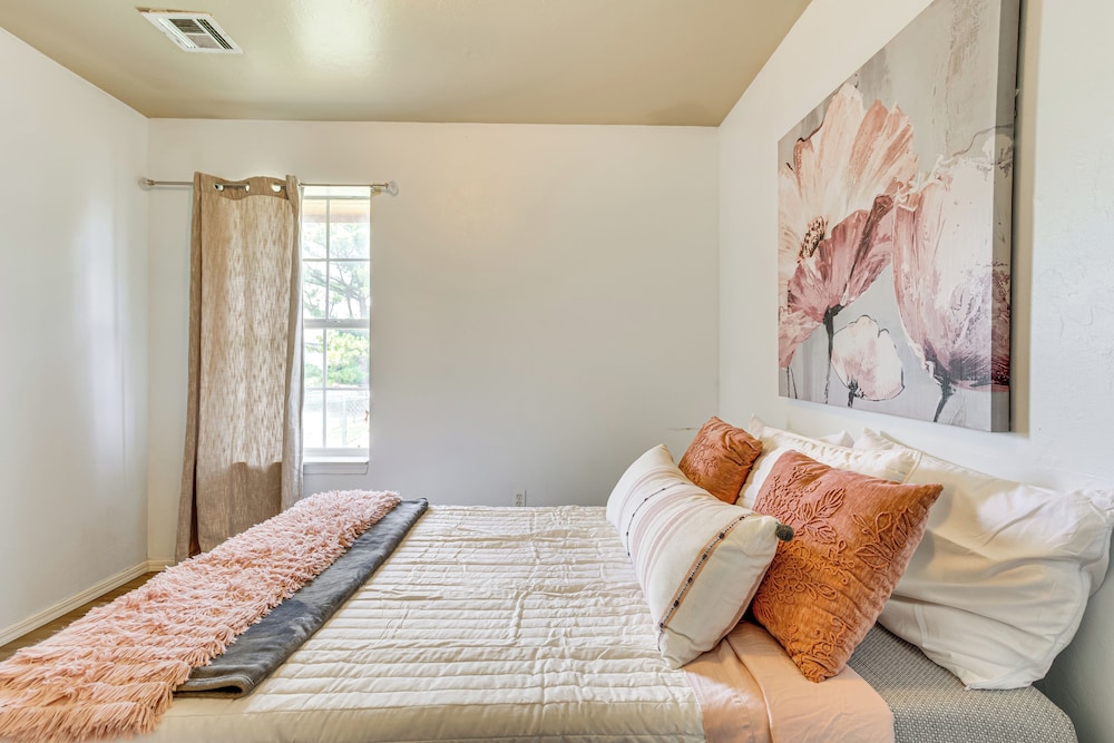 < 1 Mi to Oak Tree National: Cozy Getaway!