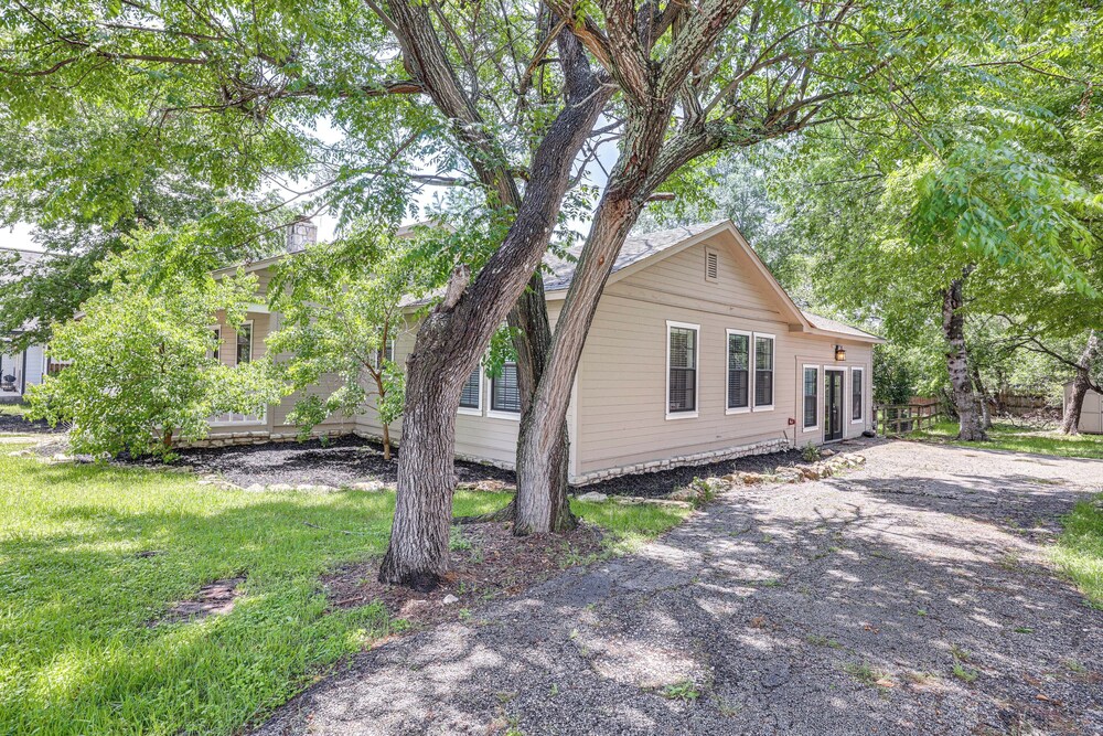3 Mi to Boerne Lake: Getaway w/ Deck & Yard!