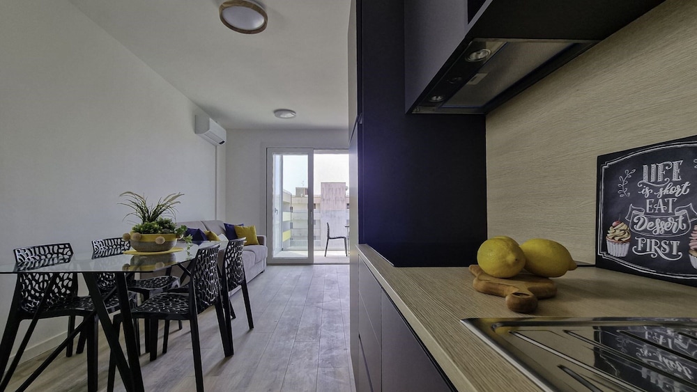 Renovated Flat Close to Shops and Beach